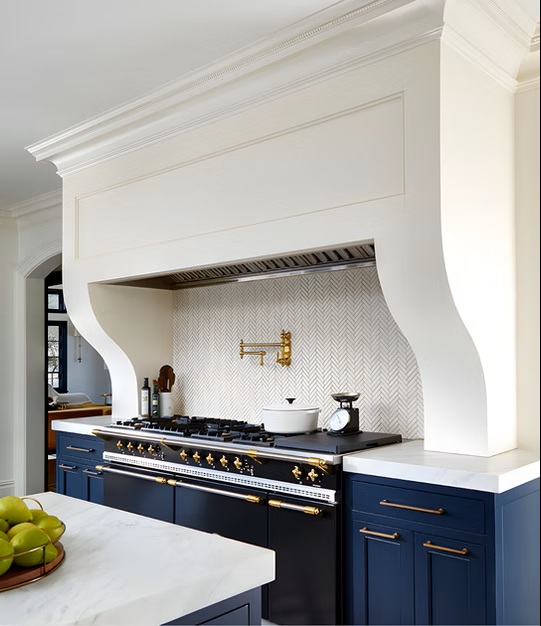 Curved lines in custom kitchen range hood